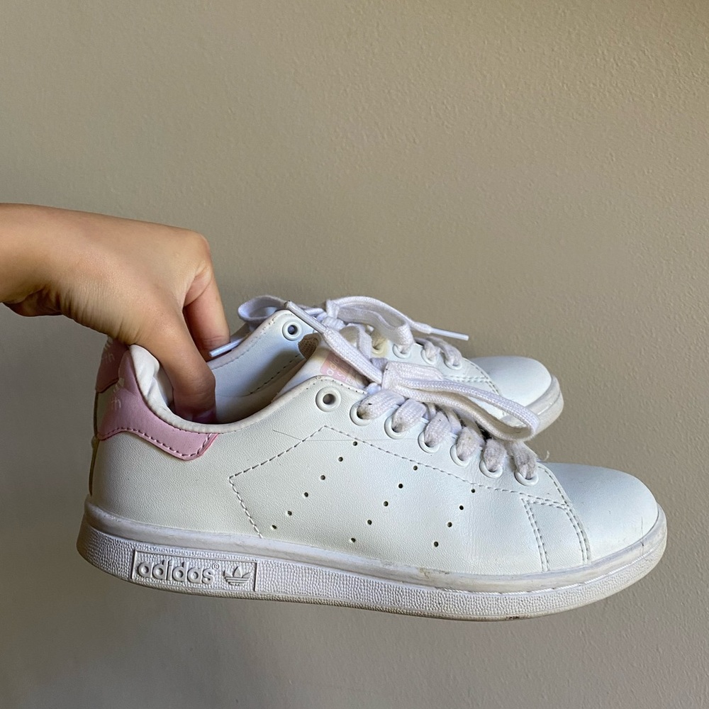 Adidas Originals Women’s Stan Smiths in Pink